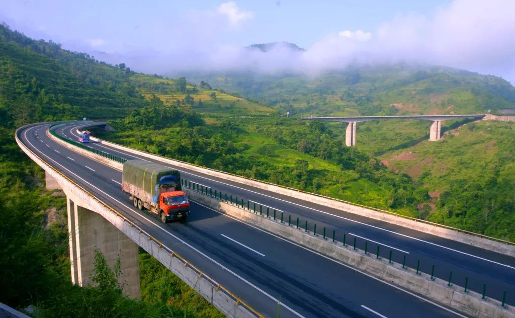 鎮(zhèn)廣高速公路最新動態(tài)與小巷風情小店探訪